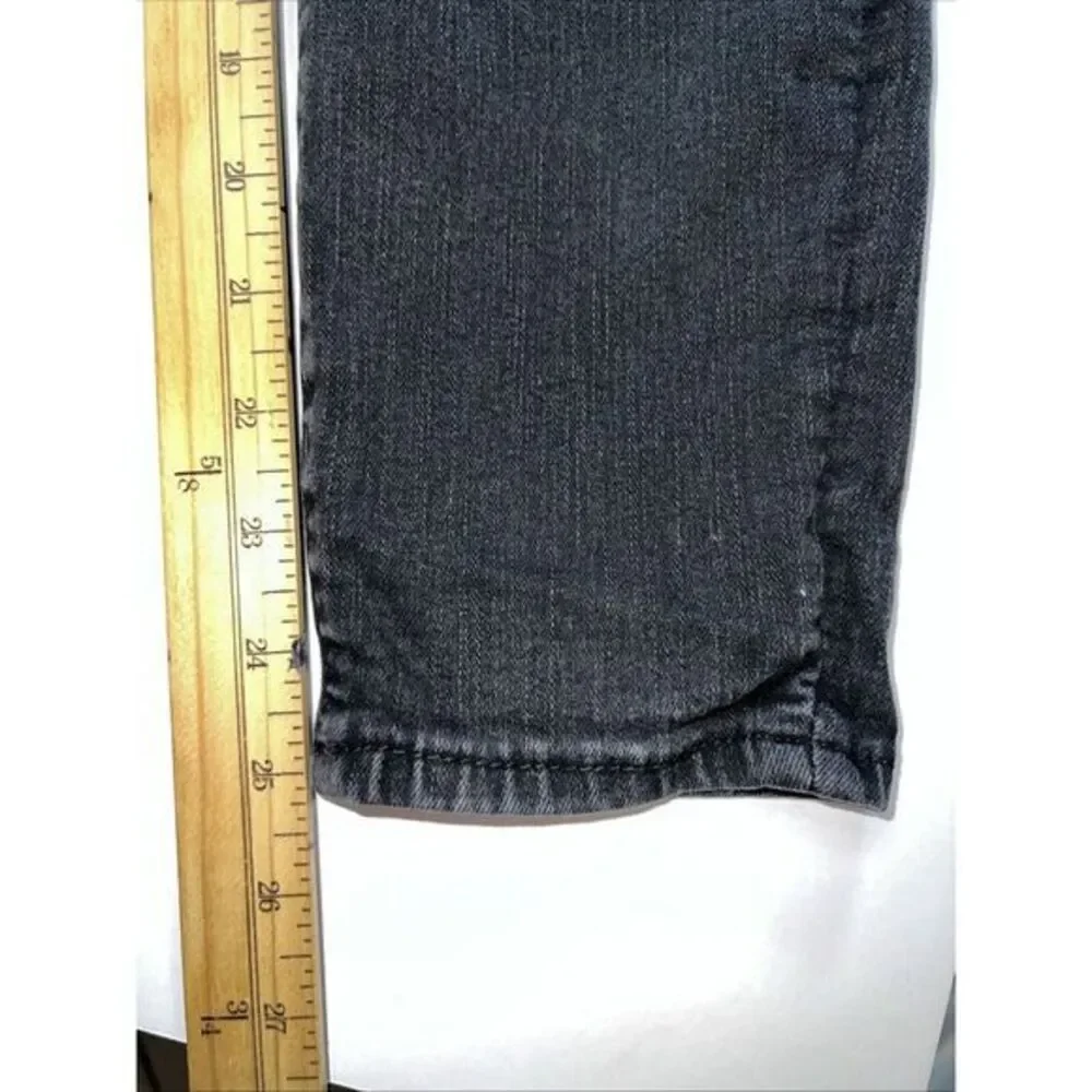 American Eagle Outfitters little pulling